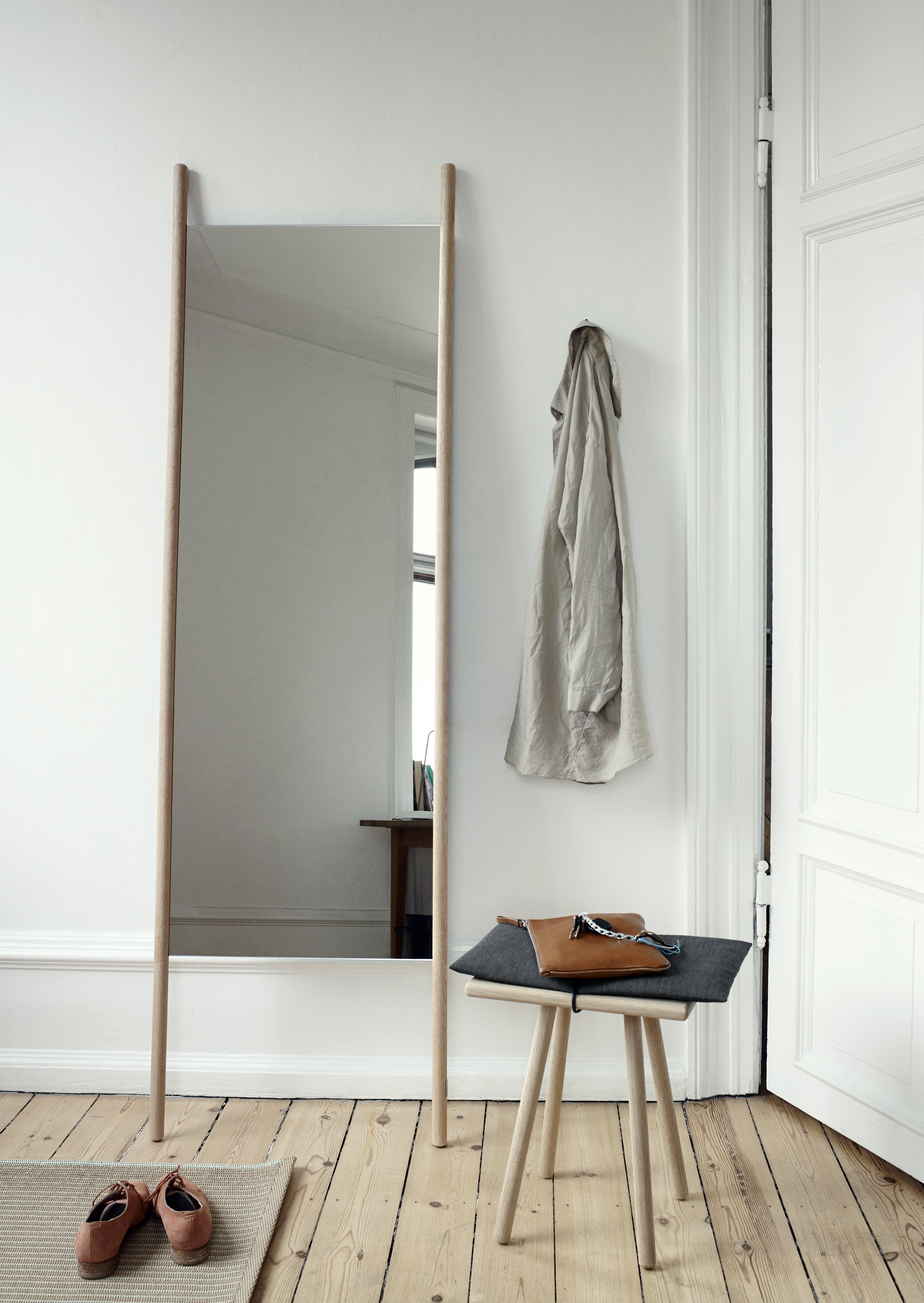 Georg Mirror Stool Oak